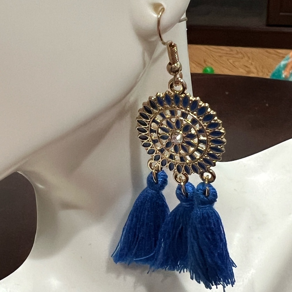 Pendant and tassel earrings